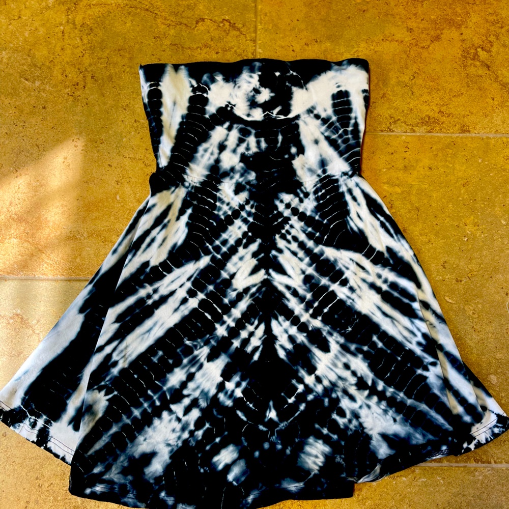 Brand Express, size Medium, strapless dress, color rye dye black and whote